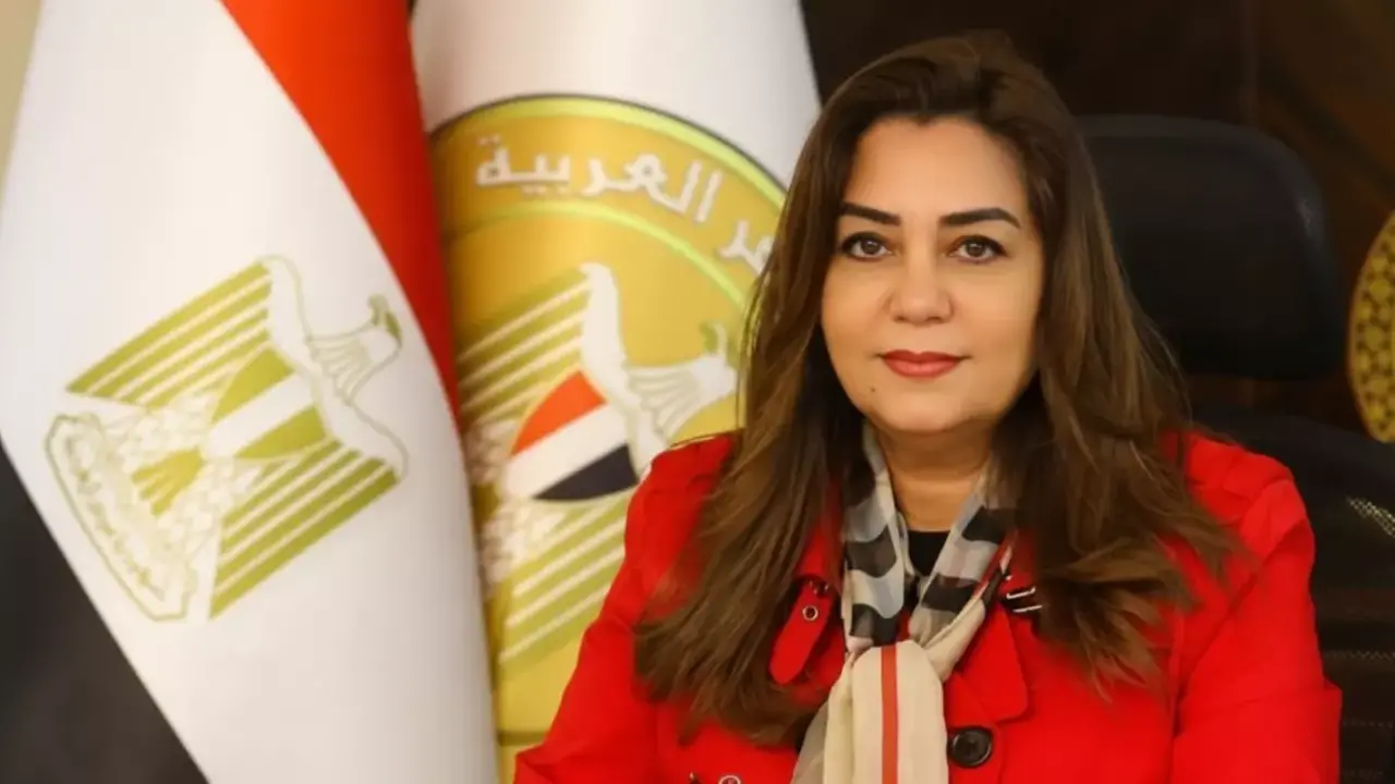 حملات وزيرة التنمية في القاهرة والقليوبية تفضي إلى إزالات فورية وغلق 8 محلات